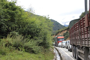 公路旁货车排队场景