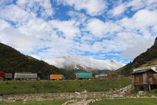 山间多彩小屋与蓝天白云