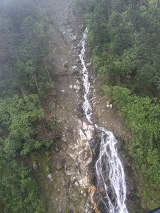 山间飞瀑 绿意环绕的美景