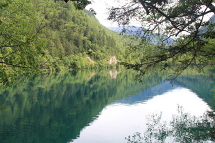 青山绿水间的静谧湖面