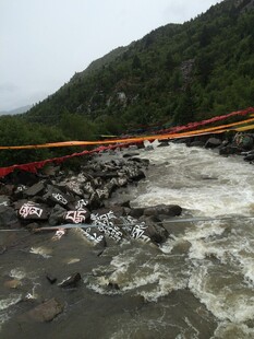 山间湍急溪流与多彩绳索