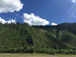 青山蓝天美景图