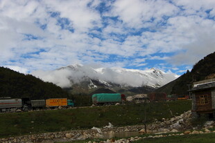 山间云雾缭绕的美丽景致