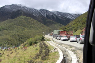 山间公路上的车辆队列