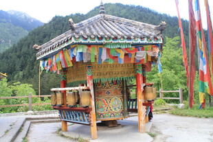 藏式转经亭 色彩绚丽古朴