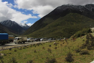 山间公路上的车辆队列