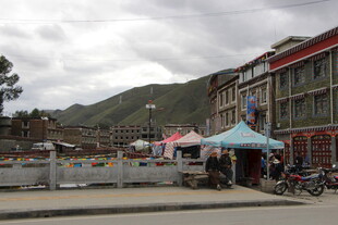 小镇街边的多彩帐篷场景