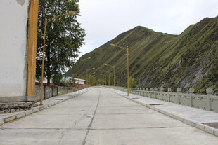 山间水泥路 宁静乡村景