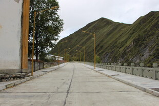 山间空旷水泥路