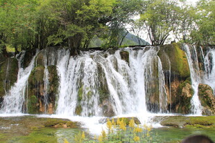 山间秀丽瀑布景观