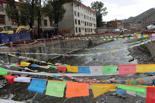 河畔五彩经幡飘扬