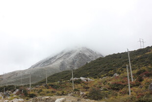 山间云雾缭绕的秋日景致