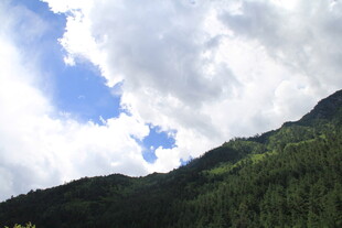 蓝天白云下的葱郁山峦