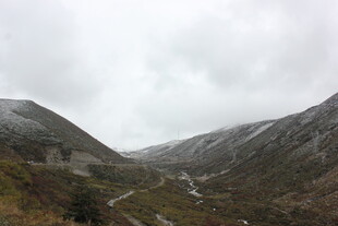 山间蜿蜒公路的朦胧景致