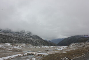雪山山谷间的开阔景致
