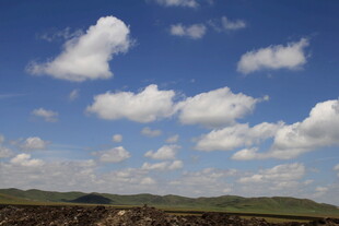 蓝天白云下的开阔原野