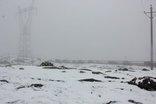 雪雾中的户外电力场景