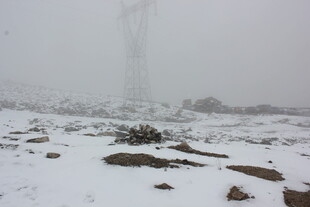雪地中的神秘高塔景观