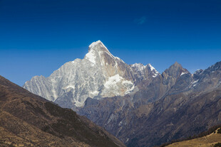 巍峨雪山壮丽景观