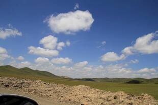 草原旷野中的蓝天与白云