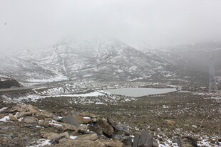 雾中雪山湖泊景色