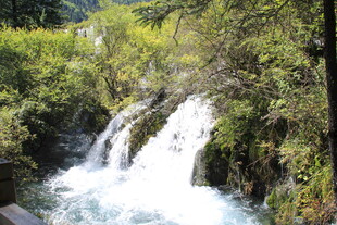 山间灵动小瀑布