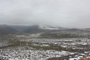 雪覆山峦的朦胧景致