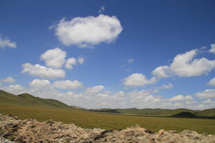 蓝天绿地间的美丽自然景观