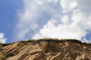 蓝天黄土间的自然景致