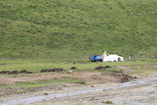 草原上的小屋与车辆