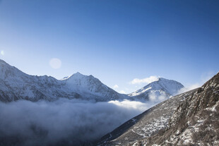 雪山云海壮丽景观