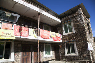 老旧两层楼建筑外观