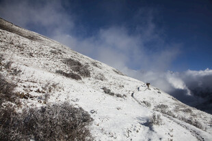 雪山景致 云绕山间