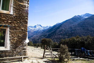 石屋旁的壮丽山景