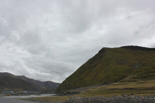 阴天下的山峦与开阔地带