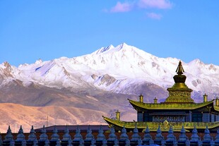 雪山下的藏式古建筑