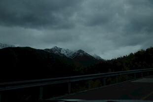 阴云下的山峦景色