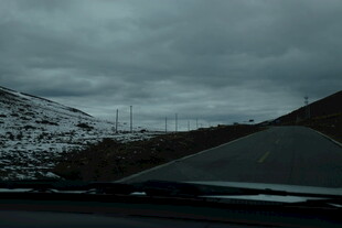 阴天下的山峦与建筑