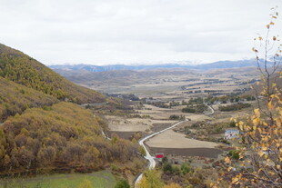 山间秋色美景俯瞰图