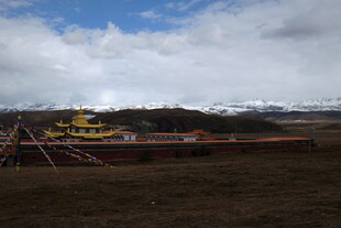 草原上的多彩建筑景观