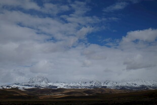 蓝天白云下的雪山远景