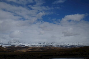 蓝天白云下的雪山美景