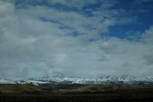 蓝天白云下的雪山远景