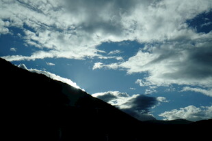 蓝天山峦间的云朵美景