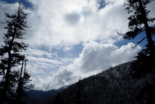 山林间的蓝天白云美景