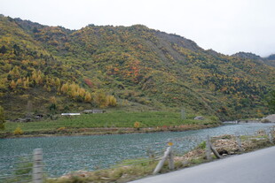 山间河畔公路旁秋日美景