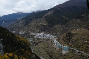 山谷中的美丽村落景观