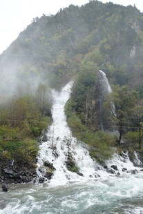 山间瀑布云雾缭绕之景