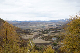 秋日山间俯瞰美丽景致