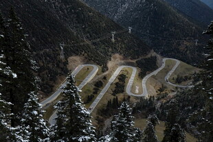 山间雪覆蜿蜒公路美景